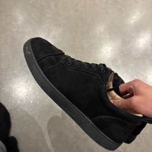 louboutin skor - Svarta loubs i fint skick box kvitto mm skickas med. Byten är intressant!!