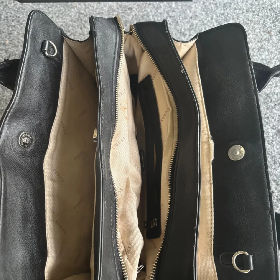 Svart handväska från Guess i skinn - 4