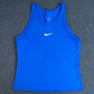 Nike träningslinne - Blått Nike träningslinne. Skön passform och jättefin färg💙Mycket bra skick, inga defekter. Säljer en likadan i rosa💕 Köp båda för 150kr🙌🏼