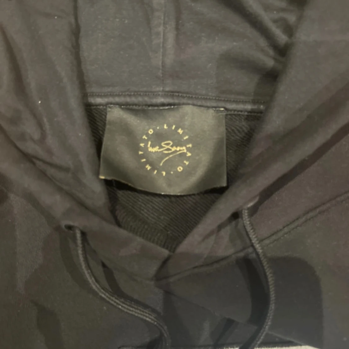 Svart hoodie Limitato  - 3