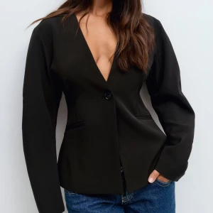 Figursydd blazer  - Säljer denna blazer då den inte faller mig i smaken. Använd endast en gång! 