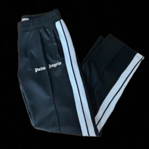 Palm angels sweats - Ett par as feta Palm angels sweats. Storlek large sitter som m/l