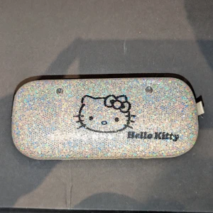 Hello Kitty sanrio glittrigt glasögonfodral - Glittrigt glasögonfodral med hello Kitty design från sanrio