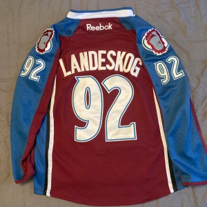 Gabriel Landeskog #92, Colorado Avalanche  - Säljer en Reebok NHL-tröja – Gabriel Landeskog #92, Colorado Avalanche (Made in Canada)  Broderade loggor & siffror Fight strap  Storlek 50 = (M) Captain “C” på bröstet Made in Canada / CCM-tag