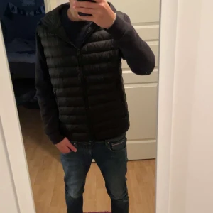 Svart cardigan från Massimo Dutti -  Tjena säljer nu min svart cardigan från Massimo Dutti! Jackan är i L men skulle säga att den sitter mer som M som ni kan se på bilden jag är 185 och väger 70kg. Perfekt för kyliga dagar. Ny pris ca 1600 mitt pris 849 kan dock diskuteras vid snabb afärr! 
