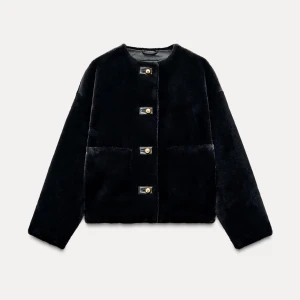 Svart pälsjacka från Zara med guldknappar - Säljer en svart pälsjacka från Zara med snygga guldknappar framtill. Jackan har rund halsringning, två stora fickor med skinnimitation inuti. 