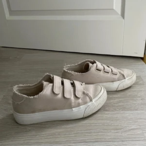 Beige sneakers  från Even&Odd - Säljer ett par beige sneakers från Even&Odd, de behövs bara tvättas annars rätt så fina. Perfekta för en avslappnad och trendig stil.