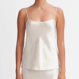 Vit satinlinne - Glansig satin med tunna axelband och rak passform. Skön och fräsch stil. 