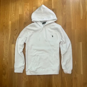 Vit hoodie från Polo Ralph Lauren - Tja! Säljer denna feta Ralph lauren hoodie med nytt skick|| Skick 10/10 Inga D-effekter|| Storlek M|| Nypris: ~2000 mitt pris:499|| om ni har frågor eller funderingar så är det bara att fråga|| mvh Luxarycloset||