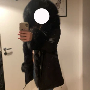 Svart garoff jacka med äkta päls S-M  - Säljer min svarta garoff jacka då jag ska köpa en ny! Den är perfekt för o ha på vintern. De är äkta päls då jag säljer den för 1000 Perfekt för kalla dagar när du vill sticka ut. Den är använd en vinter! Inga skador och rökfri! Den passar både S och M 