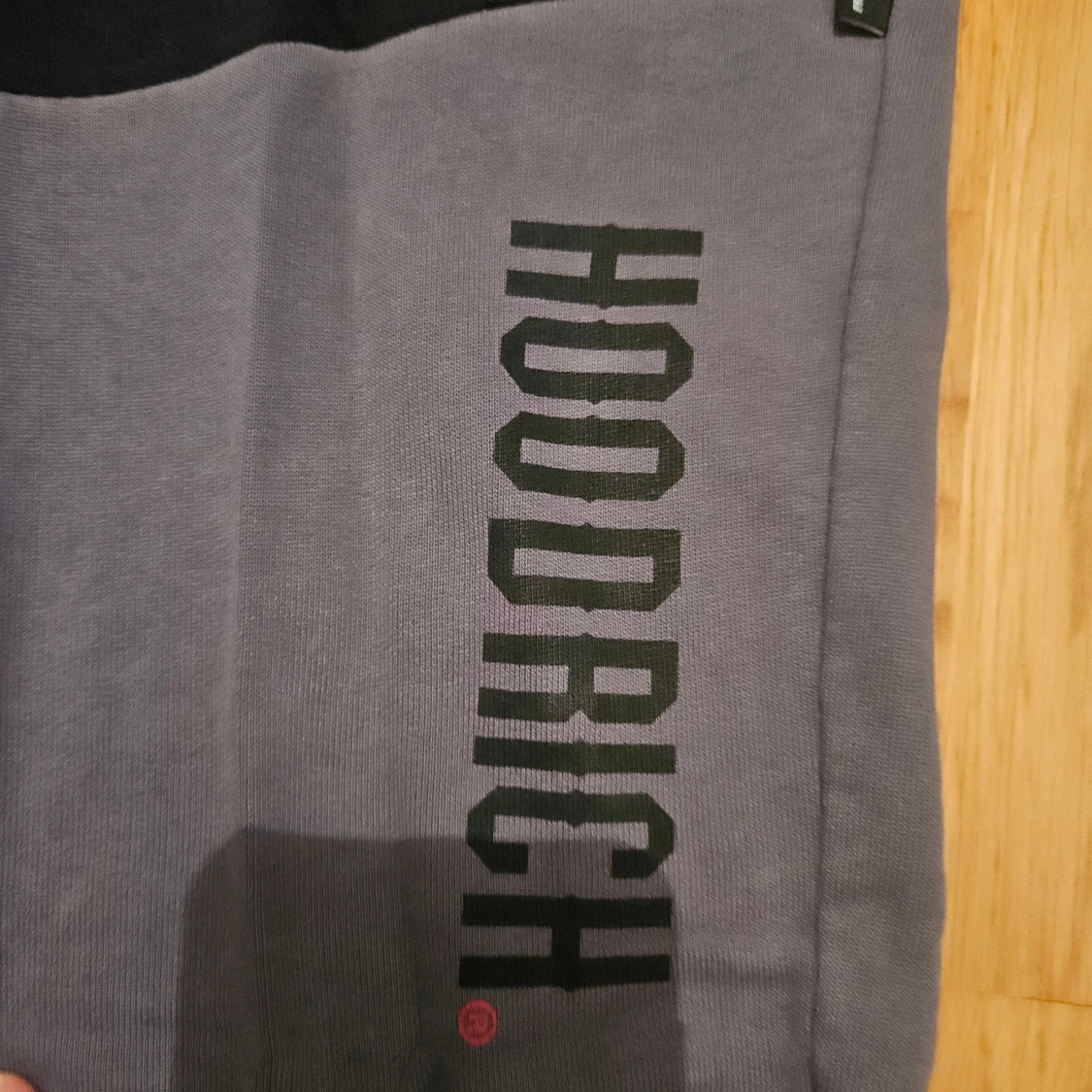 Grå Hoodrich mjukisbyxor med svarta detaljer - 1