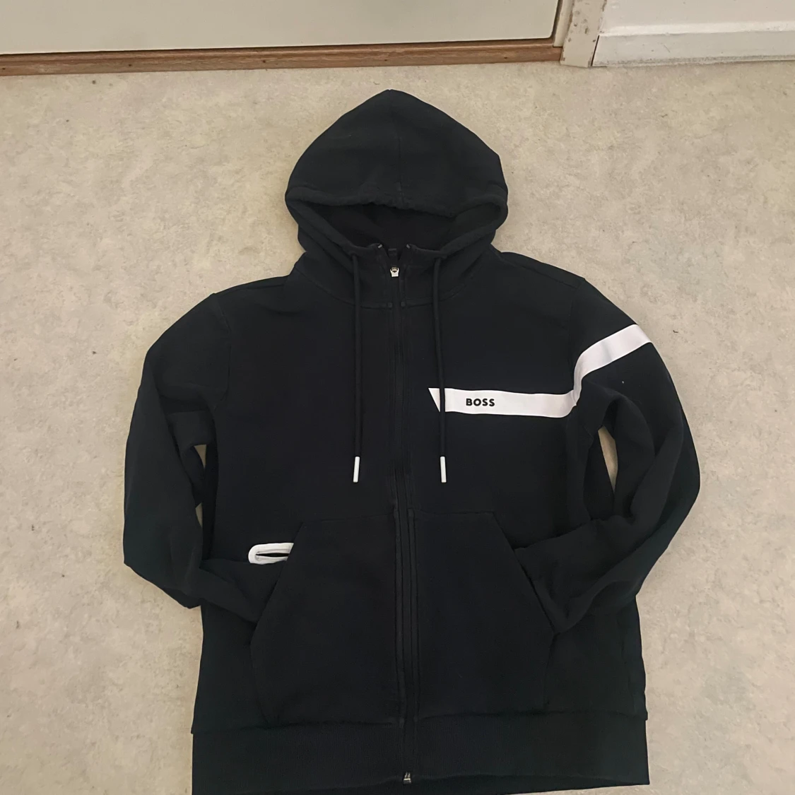 Svart hoodie från BOSS med vit detalj - 2