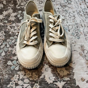 Gröna sneakers från Zara - Snygga sneakers från Zara i ljusgrönt. Bra skick! 