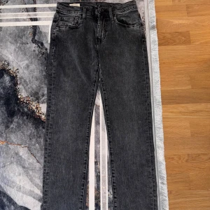Levi's 502 svarta jeans, W28 L32 - Snygga svarta Levi's 502 jean. Köpte dom 1 år sedan originals priset va 1300kr och ja har använt dom bara 4 gånger typ. Skirv t mig om due intresserad 