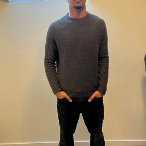 Mörkgrön ulltröja från Massimo Dutti - Säljer en stilren mörkgrå tröja från Massimo Dutti i extrafin ull. Tröjan har rund halsringning, lång ärm och en klassisk passform som funkar till allt. Perfekt för dig som gillar en enkel men snygg look. Nypris:1799Kr MITT PRIS:599Kr ✅