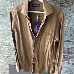 Ralph Lauren Purple Label skjorta - Mycket fint skick, inga defekter. Nypris ca 5000kr. Storlek M slim fit, passar S/ 178-188cm ungefär. Tags medföljer ej. Skriv för mer information!🤝 