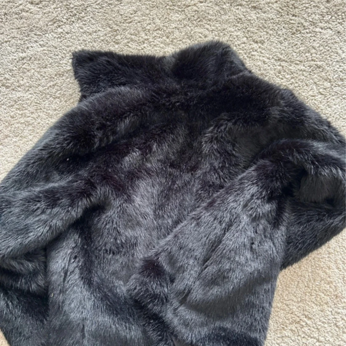 Svart pälsjacka med dragkedja - 2