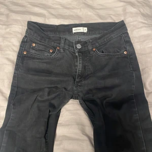 Svarta jeans från Perfect Jeans - Jätte snygga lågmidjade svarta jeans som sitter skönt hela dagen! Som man kan se på bilden så är dom lite slitna där nere men absolut inget man tänker på!💞