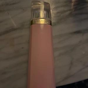 Hugo Boss Ma Vie Eau De Parfum - Denna parfym kombinerar fräscha, blommiga och varma noter för en sofistikerad och tidlös doftupplevelse. Doftnoter Toppnoter: Kaktusblomma - en frisk och krispig öppning. Hjärtnoter: Ros, jasmin & freesia - en feminin och blommig mittpunkt. Basnoter: Ceder och varma tränoter - en mjuk och sensuell finish. Begränsat använd.