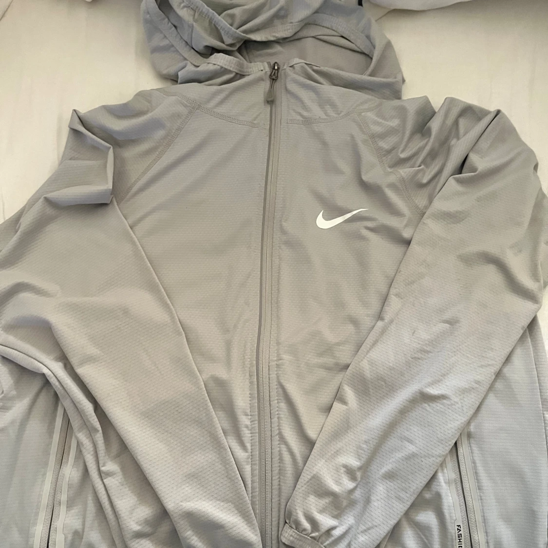 Grå Nike vindjacka med huva