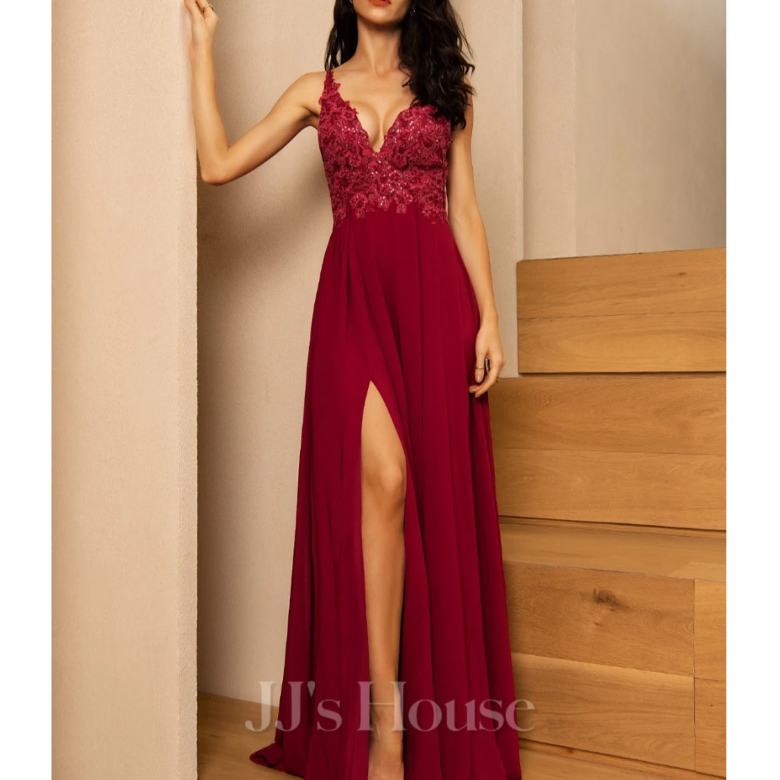 Vinröd balklänning med spetsdetaljer