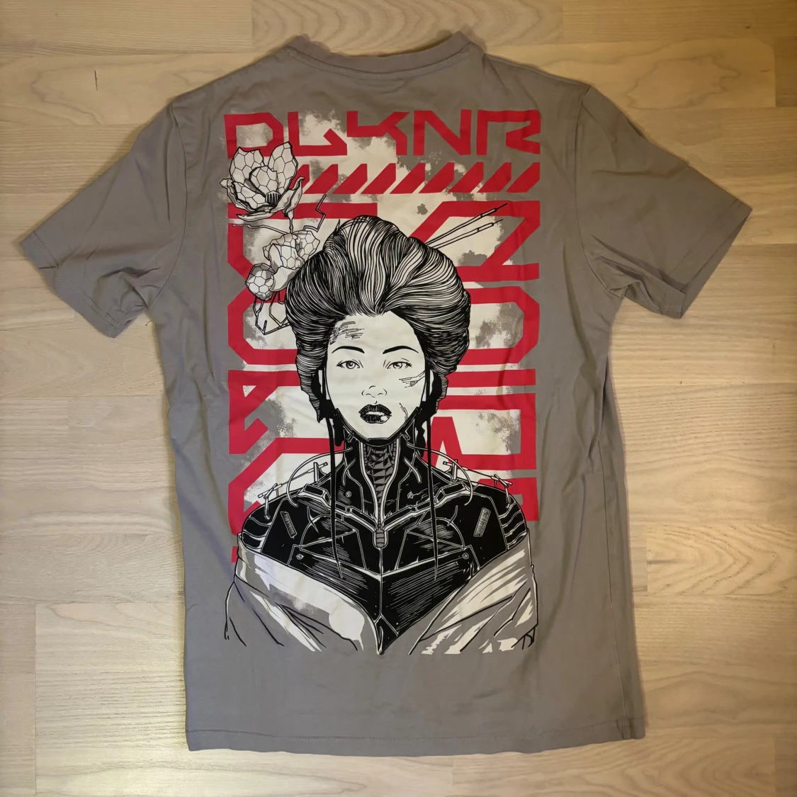 Grå t-shirt med japanskt tryck - 1