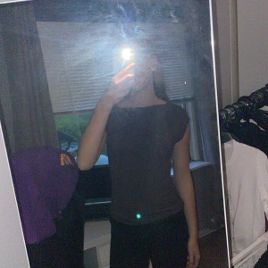 Brun tajt tröja utan armar - En brun tajt tröja med stretchigt och lent material. Säljer då den inte kommit till användning. 