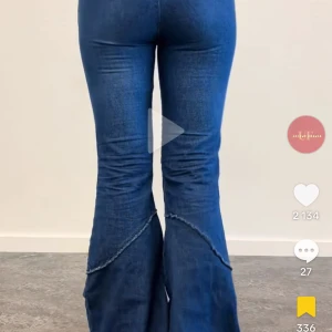 Blå bootcut jeans  - Säljer nu mina gammla favvo jeans. Så fin blå färg och perfekt längd! Lågmidjade i midjan och utan fickor på baksidan! OBS jeans på bilden är de jag äger men de är köpta från de företaget!