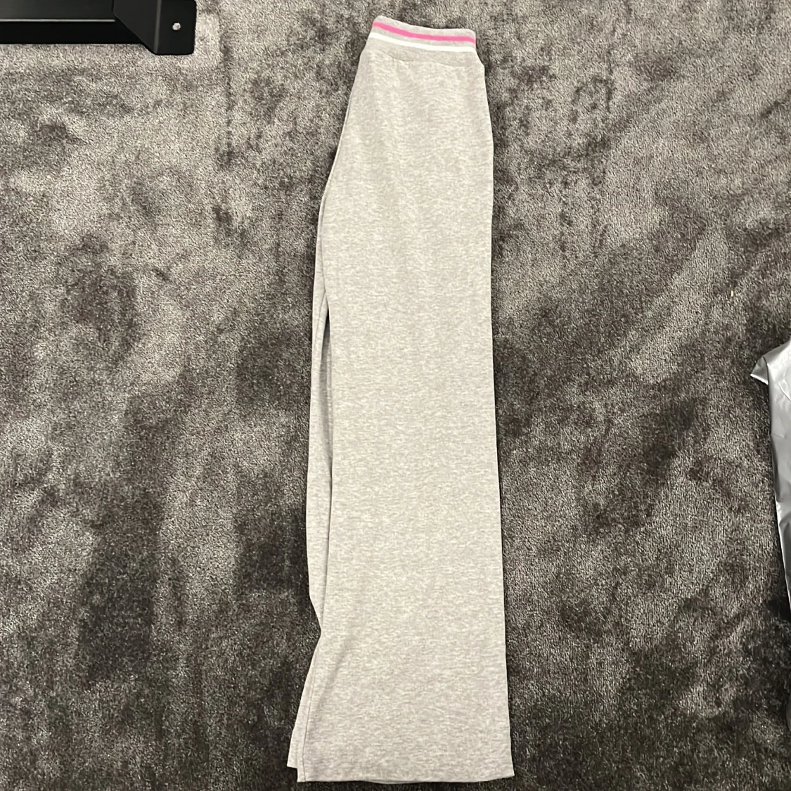 Grå mjukisbyxor från abercrombie and fitch med rosa detalj - 2