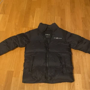 Svart pufferjacka från Sail Racing - Säljer en jacka från Sail Racing. Den är i väldigt bra skick. Pris kan diskuteras vid snabb affär. 