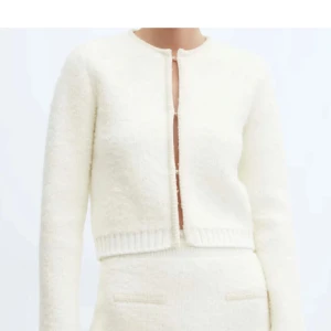 Vit kofta från Mango i storlek M - Superfin vit kofta från MNG i storlek M. Den har rund halsringning, ribbade muddar och knäppning framtill. Koftan är stickad och är mjuk, fluffig. Storlek M men skulle säga att den sitter Som S!💕