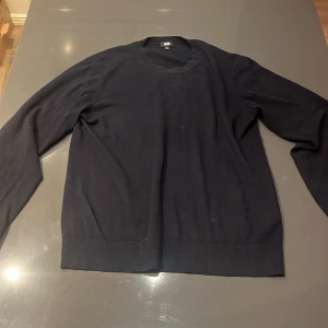 100% cashmere tröja från Uniqlo - 100% cashmere tröja från uniqlo. Den har ett litet hål på vänstra armbågen. Annars funkar den bra det är bara att sy ihop den. Nypris 1299kr mitt pris 199kr