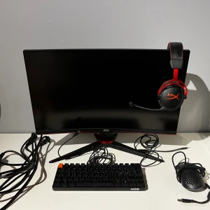 AOC Gaming 240Hz Skärm + HyperX Gamingpaket - Komplett gamingpaket med AOC 240Hz gaming-skärm, HyperX gamingstol, HyperX headset, mekaniskt tangentbord och gamingmus. Allt i mycket gott skick, perfekt för gaming. Inga synliga defekter eller större slitage.