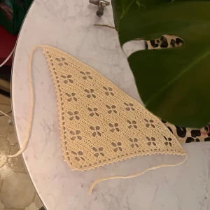 Virkad bandana blommor  - Vanilj bandana med blommor🤍 Handgjord virkad i 100% kvalitetsbomull 🥰