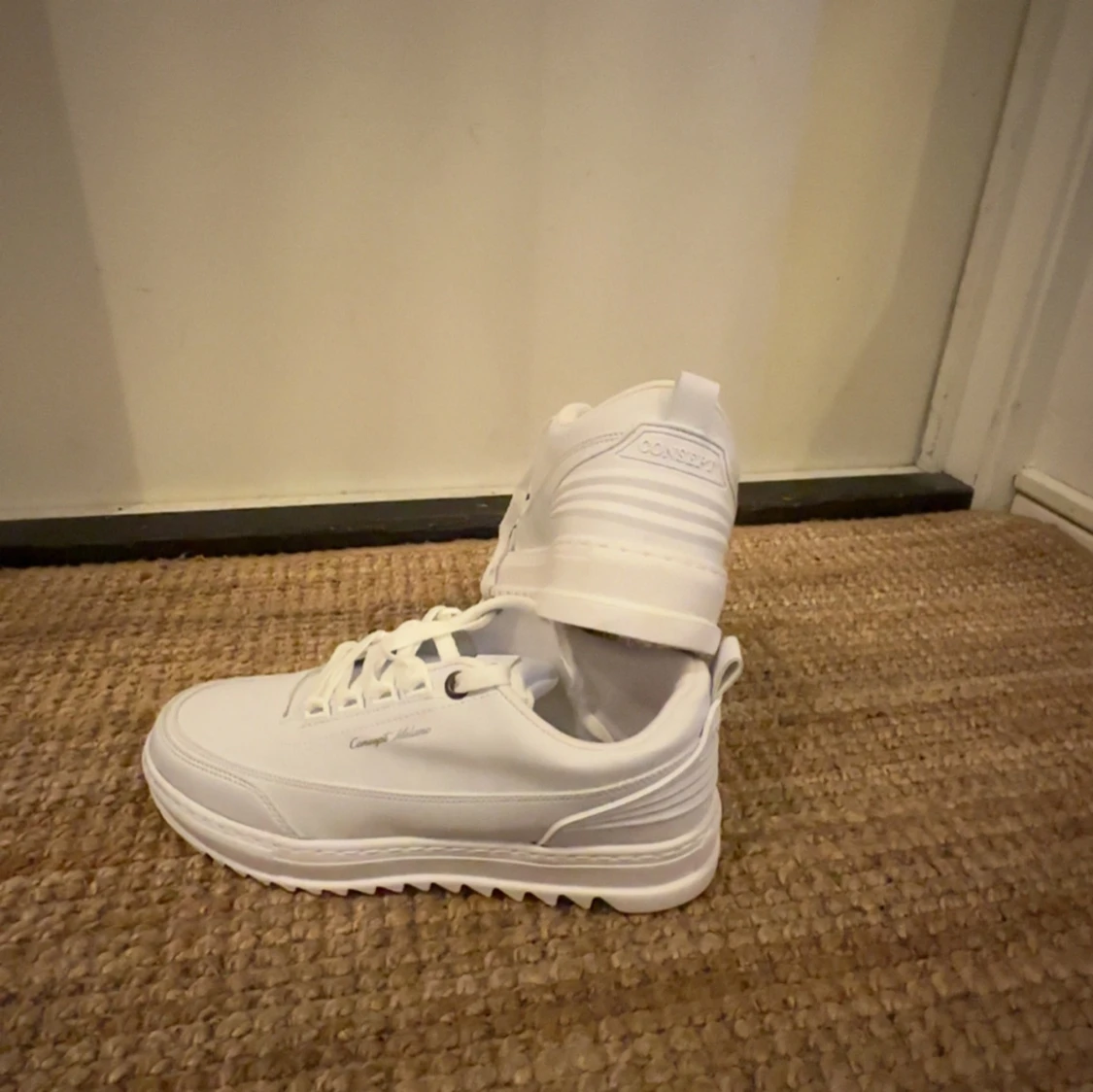 Vita sneakers från Concept Milan