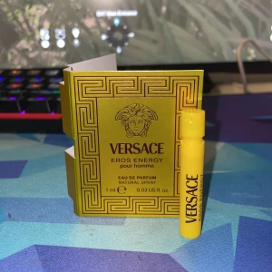 Versace Eros Energy prov 1ml - Versace Eros Energy pour homme, 1 ml Eau de Parfum. Fräscha noter av bergamott, blodapelsin, lime, grapefrukt och citron. Hjärta av rosépeppar, svartvinbär och amber. Bas av patchouli, mysk och ekmossa. Tillhör citrus-woody familjen.