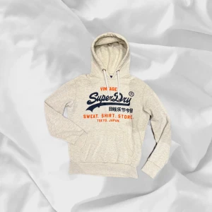Superdry Hoodie - Snygg hoodie från superdry i grå färg – enkel att matcha och skön att bära. Ett stilrent val, noggrant utvalt med omsorg av AM Clothing.  📩 Frågor? Hör gärna av dig! 📲 Följ oss här på Plik för fler uppdateringar. ♻️ Tack för att du handlar mer hållbart med AM Clothing!