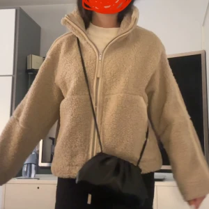 teddyjacka - Intressekoll på denna teddyjacka🥰skulle gärna vilja byta mot en svart i S eller M🫰🏼