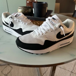 Nike Air Max 1 svartvita sneakers - Nike Air Max 1 Helt oanvända Storlek 42 hör av dig vid intresse