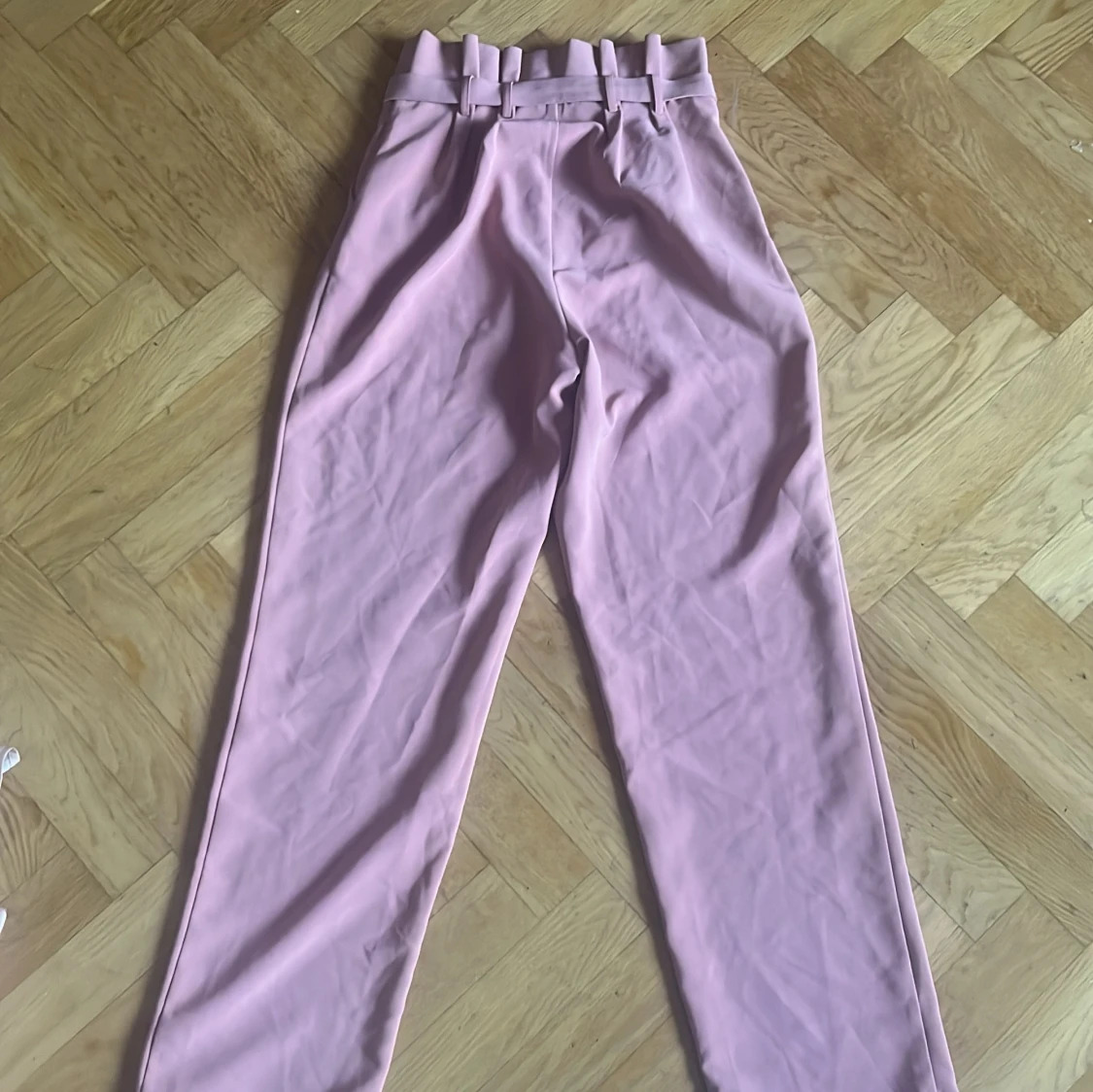 Rosa kostymbyxor med bälte från Bik Bok - 3