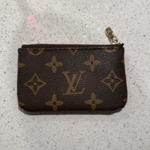 Korthållare  - Säljer min korthållare med dragkedja o en ficka. Perfekt för den som har många kort eller likande 