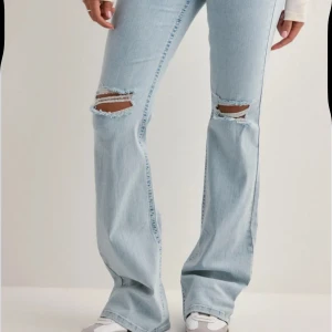 Lågmidjade jeans  - Enligt bilder, lite slitna längst ner men inget som jag tycker syns när de är på