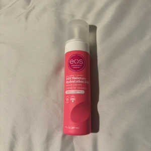 DIREKT FRÅN 🇺🇸 EOS 24H Moisture Shave Cream - EOS 24H Moisture Shave Cream med sheasmör och doft av granatäpple/raspberry. Kommer i en rosa och vit plastflaska med pump, 207 ml. Perfekt för mjuk och återfuktad hud vid rakning.