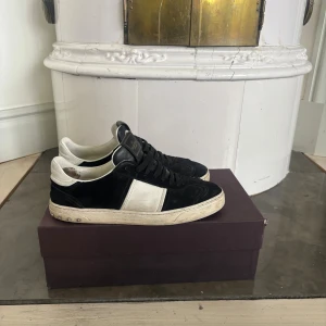 Valentino flycrew - Tja, säljer nu mina valentino flycrew i fint skick. Skorna är i storlek 42, men passar större o mindre. Riktigt feta, med några små defekter såsom slitage på sulan där den släppt lite samt så har flärpen på plösen gått lite sönder, se på bilden. Pris kan självklart diskuteras vid snabb förhandling. Hör av dig vi minsta fråga elr fundering// Victor💿