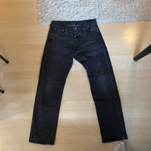 Levis jeans - Svarta Levis jeans i bra skick fråga vid mer bilder eller andra fundering!😀