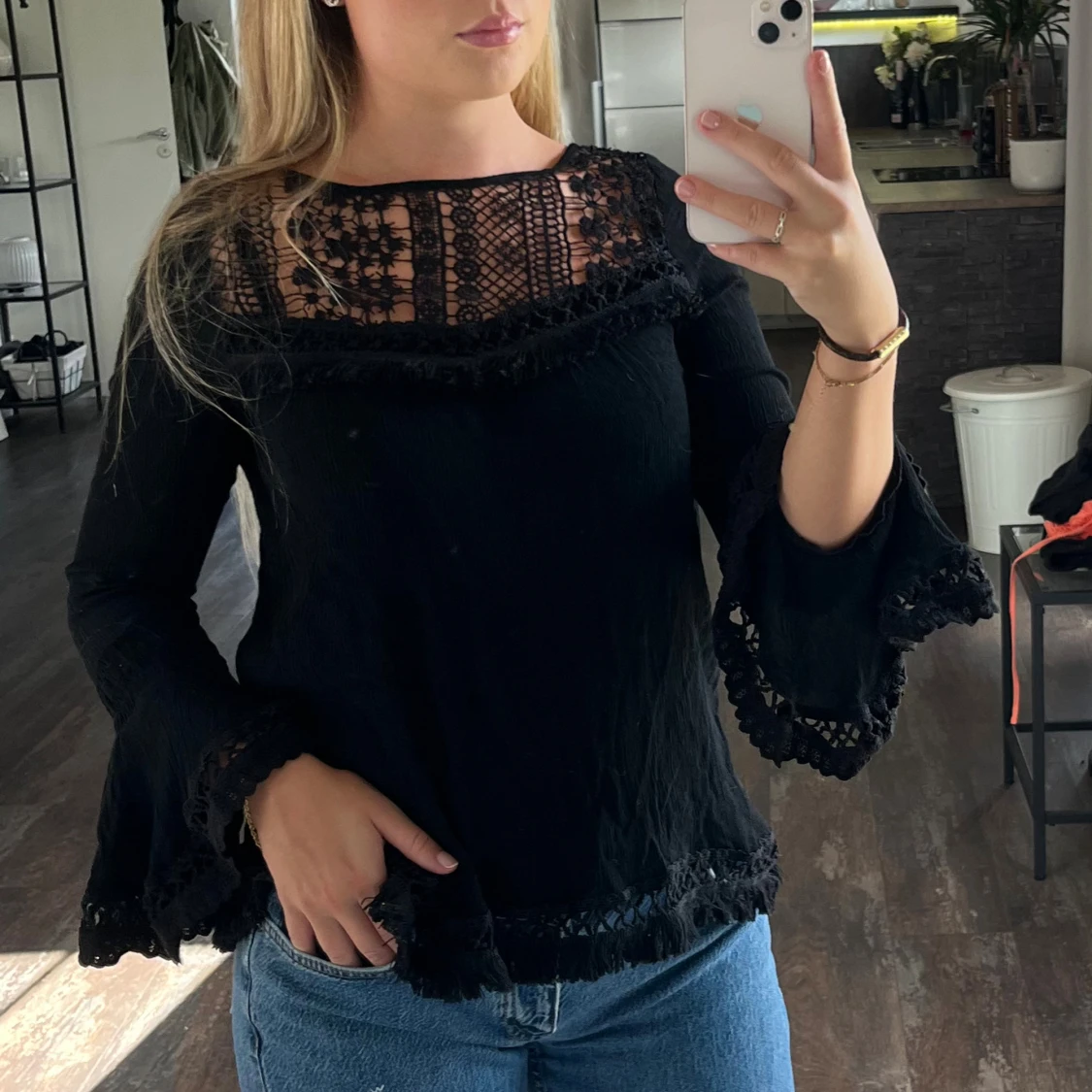 Svart blus med spets och trumpetärm