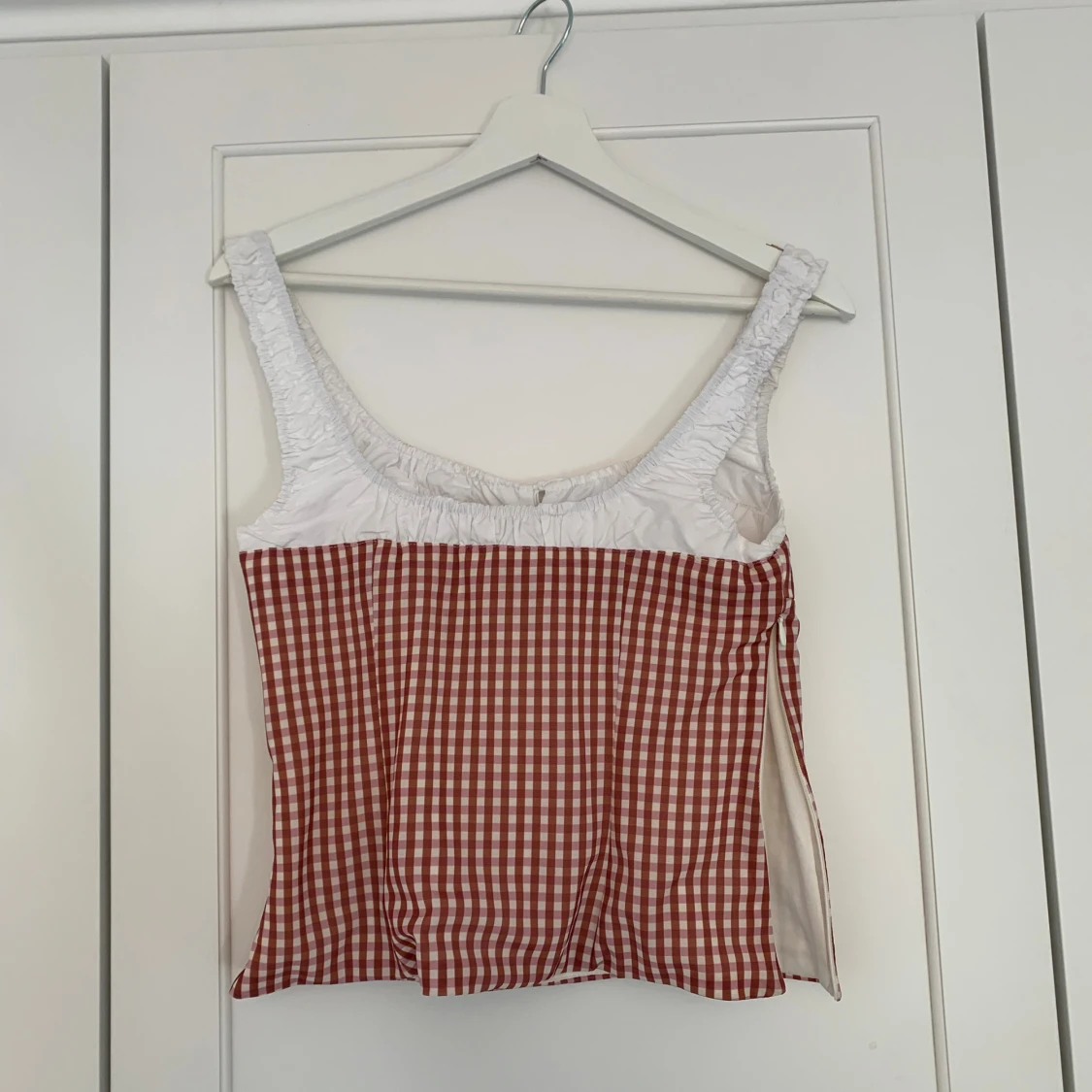 Rutig röd och vit linnetopp med knyt - 3