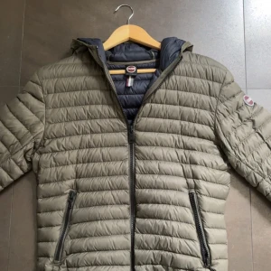 Colmar Jacka - Snygg olivgrön dunjacka från Colmar. Jackan har huva och hel dragkedja, perfekt för kyliga dagar. Sitter helt perfekt som storlek S.       Skick 10/10. Skriv för mer frågor