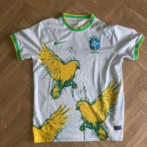 Brasilien speciell kit - Säljer en fin Brasilien speciell kit. Är storlek XL men passar som L