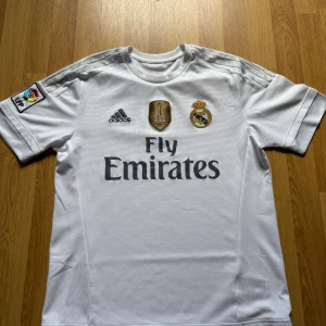 Äkta Real Madrid tröja 2015/16 - Denna tröja är i mycket bra skick och ganska sällsynt då den faktiskt är en äkta matchtröja! Hör av dig vid frågor!🙏